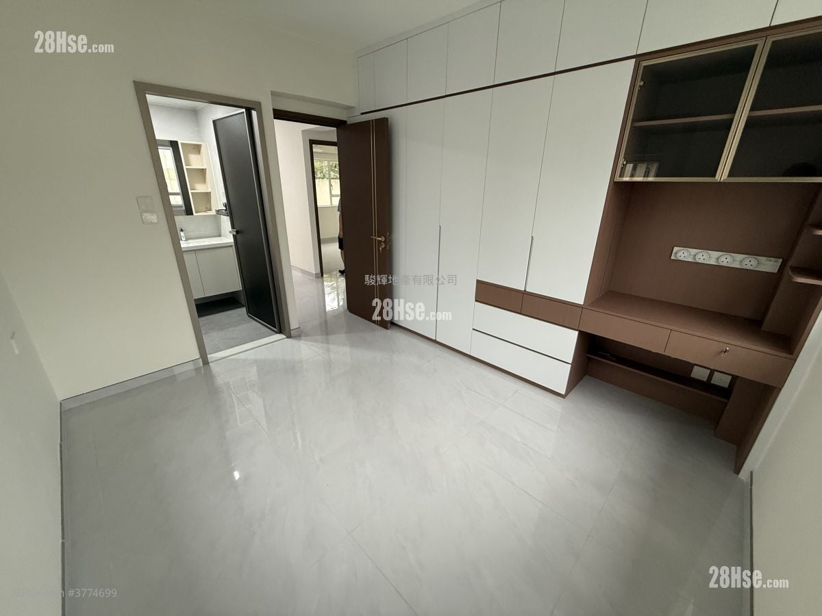 South Court Rental 4 Bedrooms , 2 Bathrooms 932 ft²