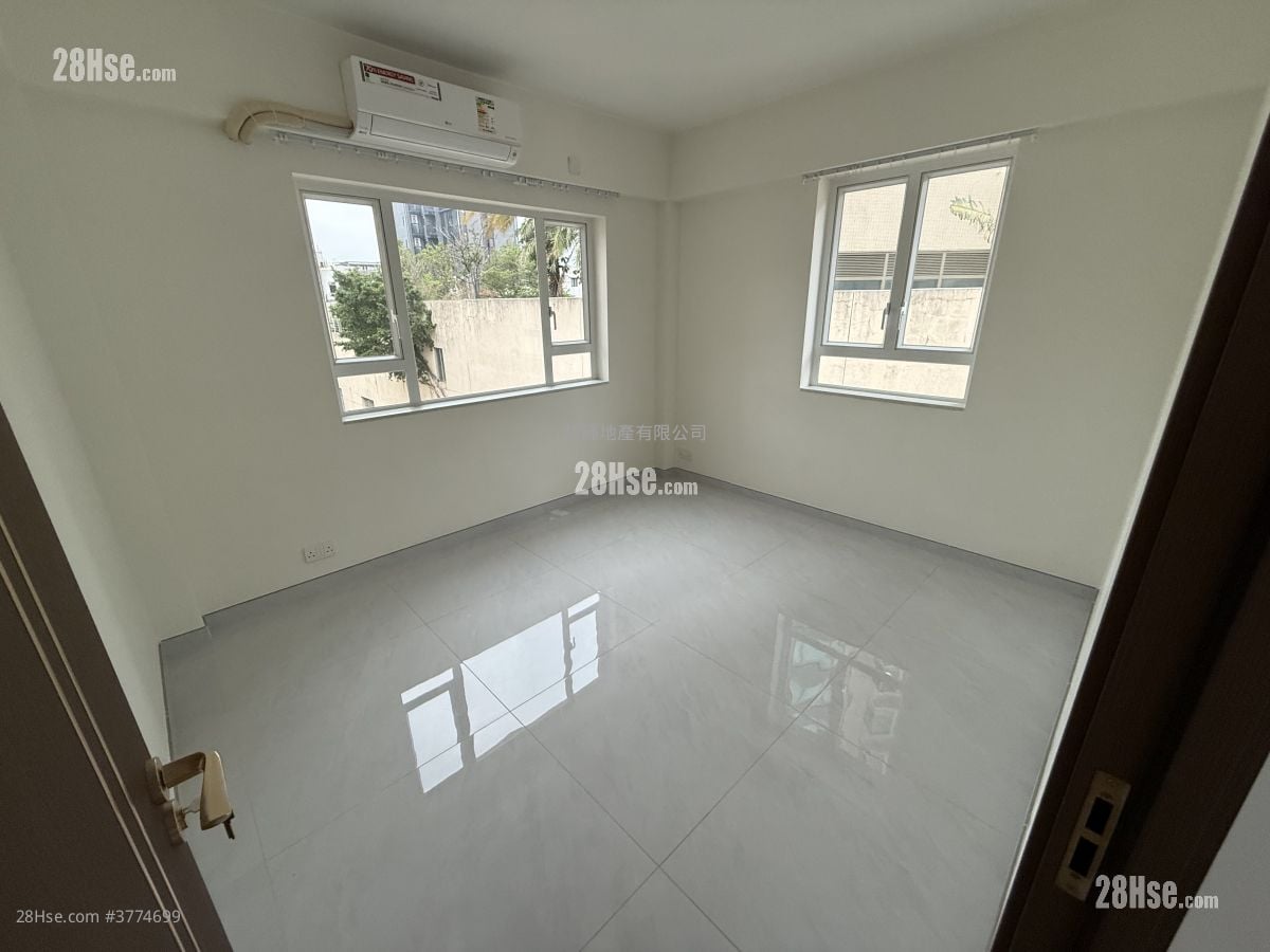 South Court Rental 4 Bedrooms , 2 Bathrooms 932 ft²