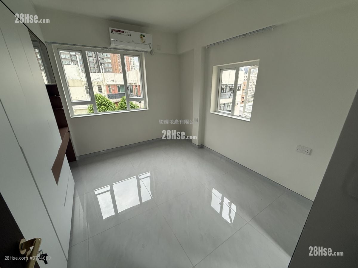 South Court Rental 4 Bedrooms , 2 Bathrooms 932 ft²