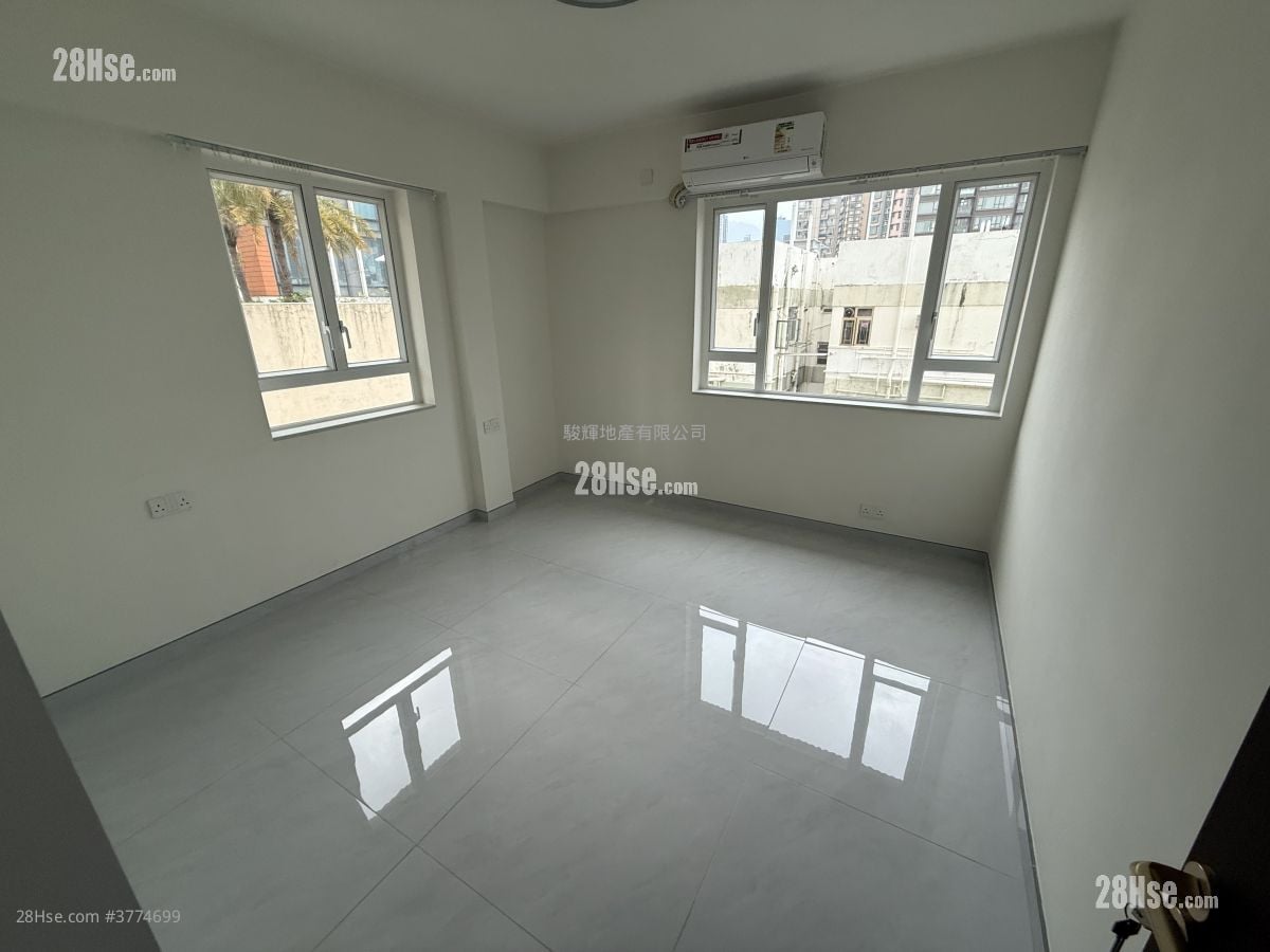 South Court Rental 4 Bedrooms , 2 Bathrooms 932 ft²