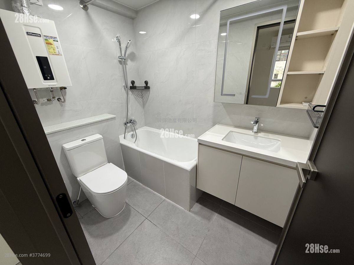 South Court Rental 4 Bedrooms , 2 Bathrooms 932 ft²