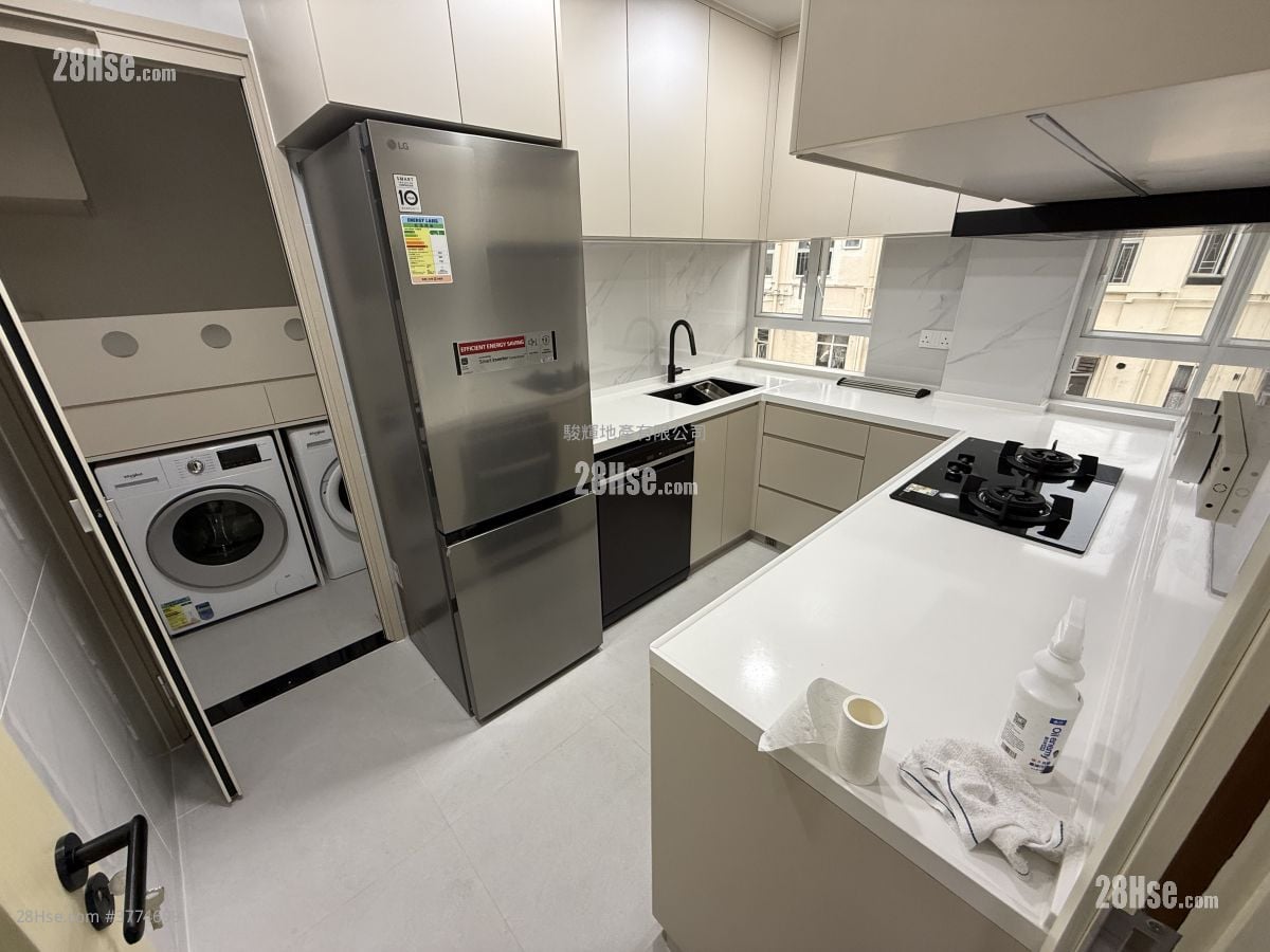 South Court Rental 4 Bedrooms , 2 Bathrooms 932 ft²