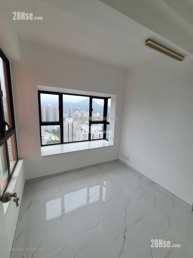 Nan Fung Plaza Sell 4 Bedrooms , 3 Bathrooms 1,227 ft²