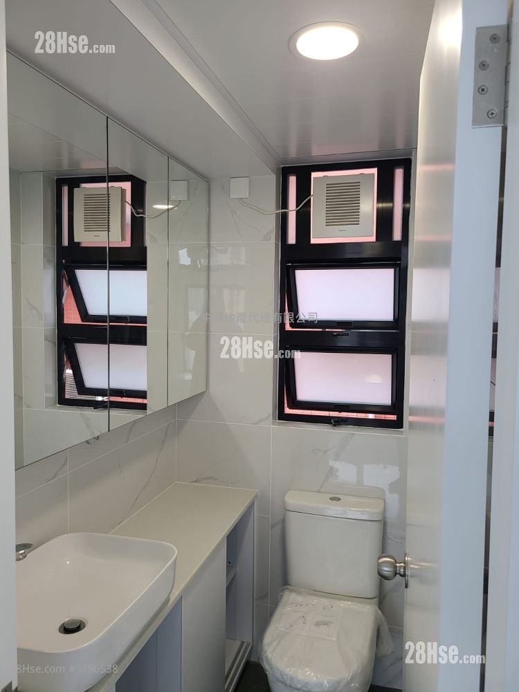 Nan Fung Plaza Sell 4 Bedrooms , 3 Bathrooms 1,227 ft²