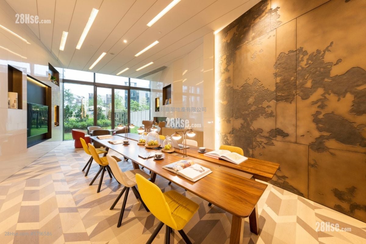 Crescent Green Sell 2,101 ft²