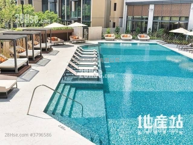 Crescent Green Sell 2,101 ft²