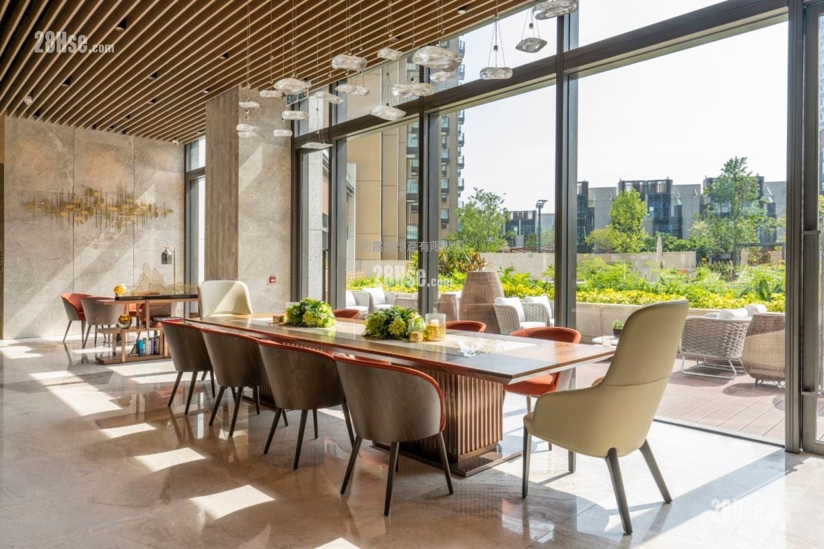 Crescent Green Sell 2,101 ft²