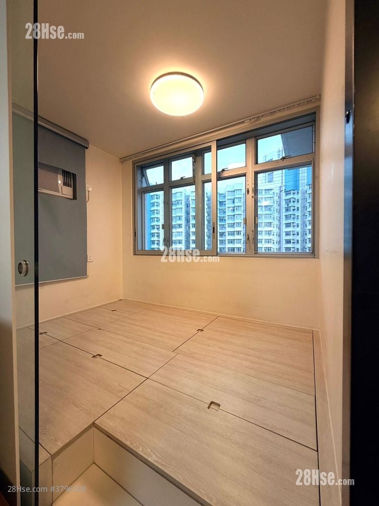 Hoi Lok Court Sell 3 Bedrooms , 1 Bathroom 480 ft²