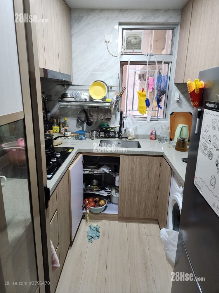 Choi Ming Court Sell 3 Bedrooms , 2 Bathrooms 650 ft²