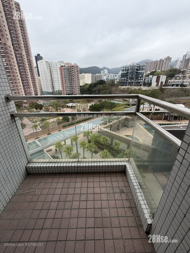 Royal Ascot Sell 3 Bedrooms 958 ft²