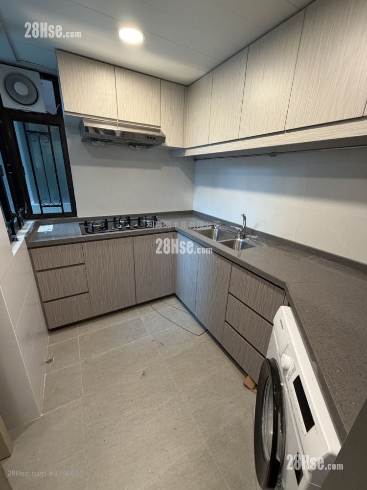 Royal Ascot Sell 3 Bedrooms 958 ft²