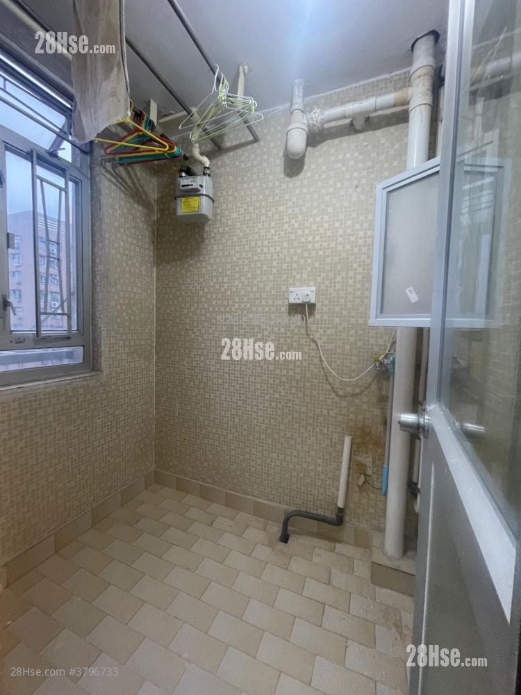 Lung Poon Court Rental 2 Bedrooms , 1 Bathroom 426 ft²