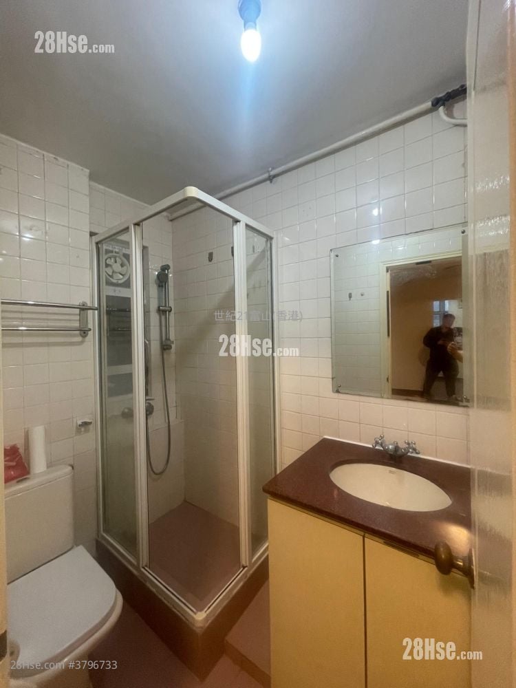 Lung Poon Court Rental 2 Bedrooms , 1 Bathroom 426 ft²