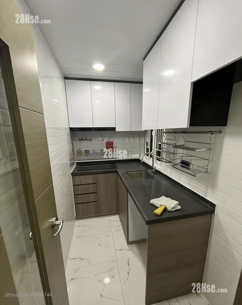 Tuen Mun Town Plaza Sell 2 Bedrooms , 1 Bathroom 318 ft²