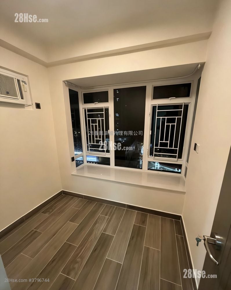 Tuen Mun Town Plaza Sell 2 Bedrooms , 1 Bathroom 318 ft²