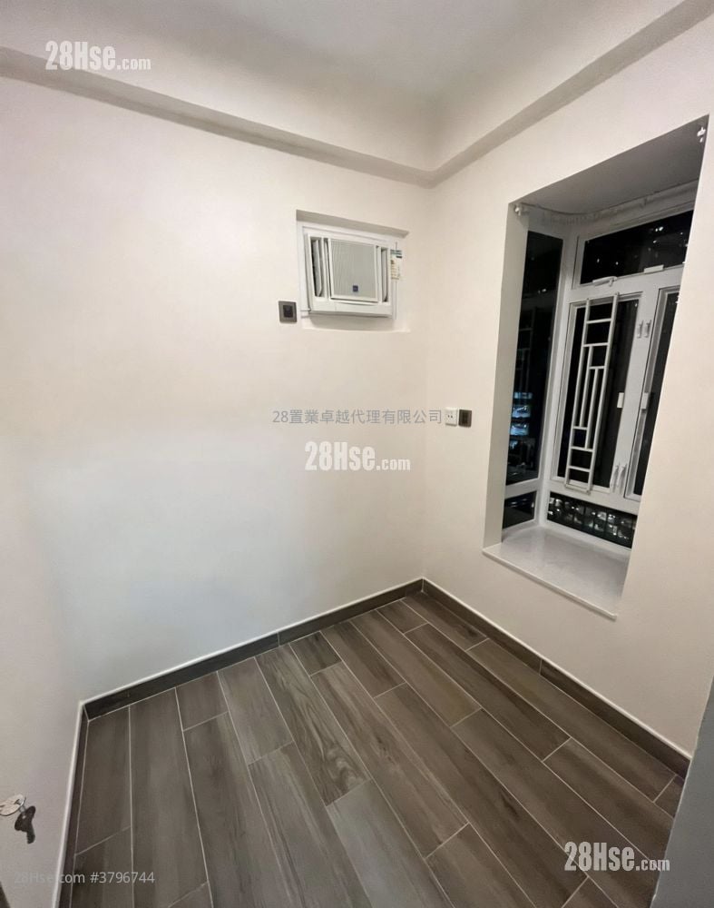 Tuen Mun Town Plaza Sell 2 Bedrooms , 1 Bathroom 318 ft²