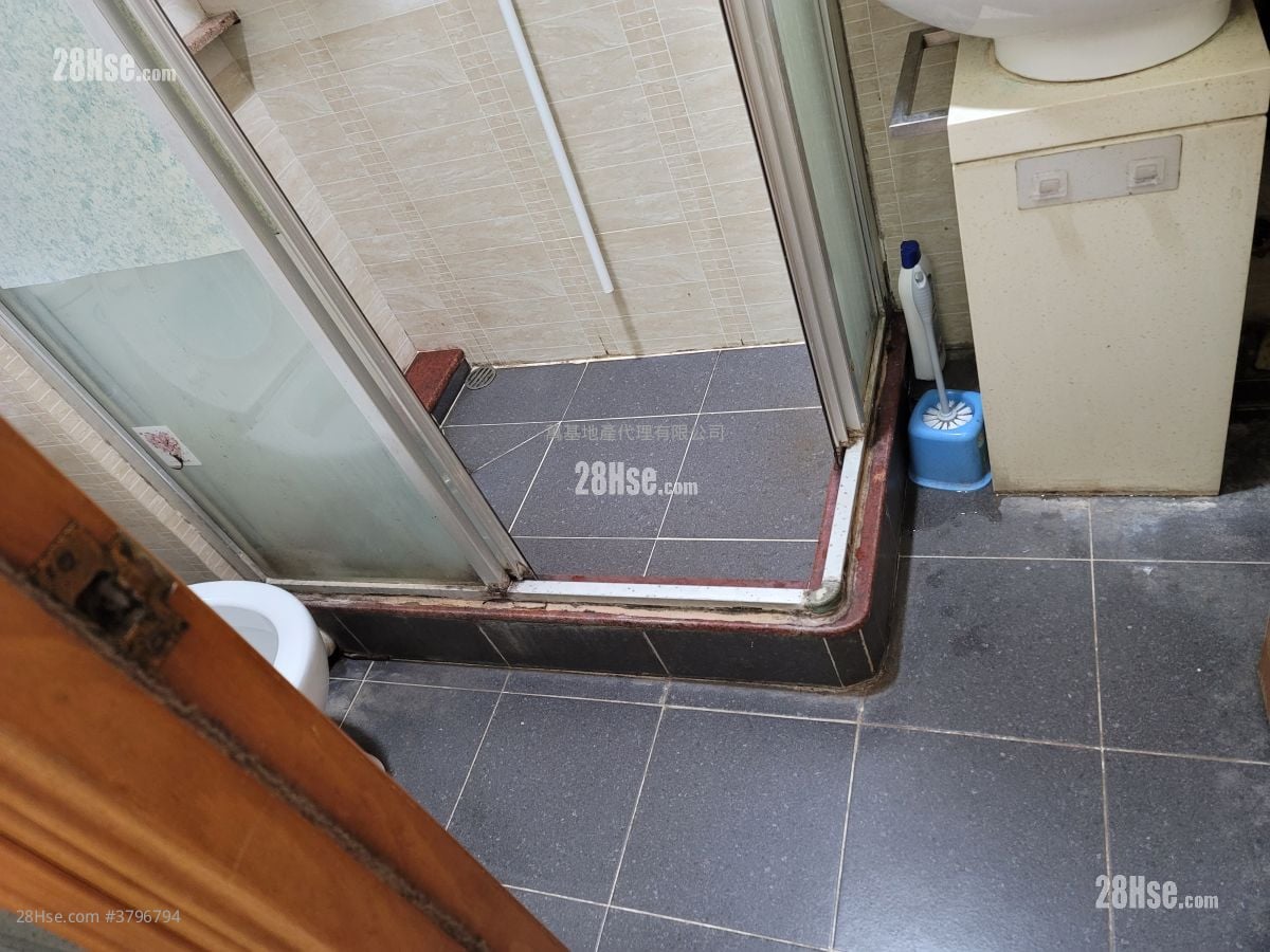 Shun King Building Rental 2 Bedrooms , 1 Bathroom 216 ft²