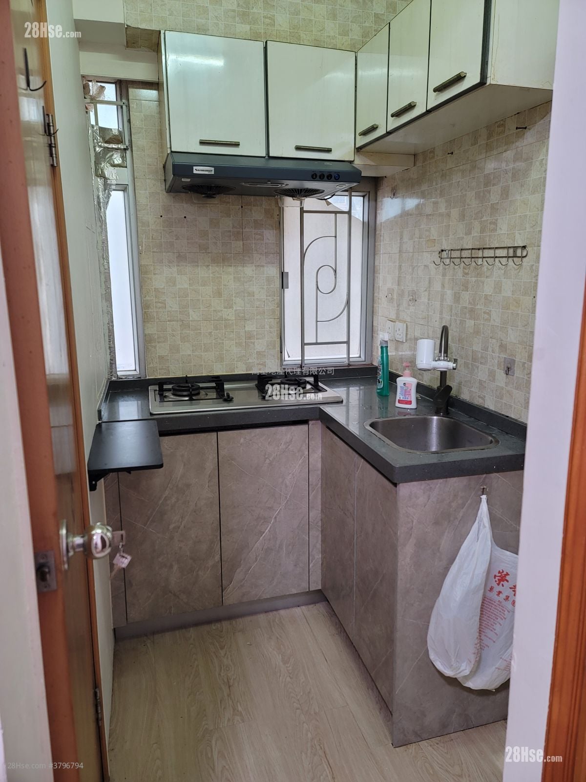 Shun King Building Rental 2 Bedrooms , 1 Bathroom 216 ft²