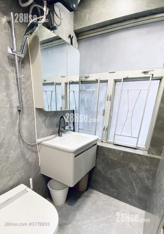 Yan On Building Rental 180 ft²