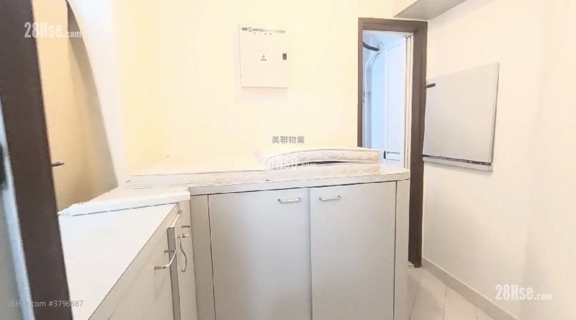 servant’s room: Royal Ascot Sell 3 Bedrooms , 2 Bathrooms 974 ft²