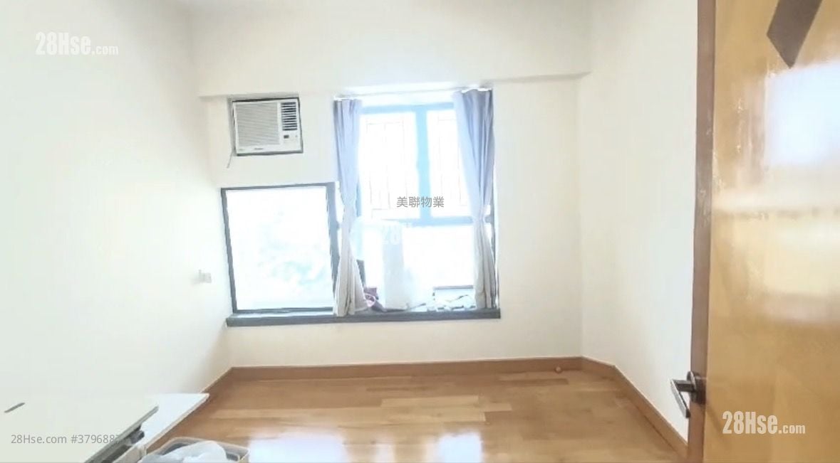 bedroom 1: Royal Ascot Sell 3 Bedrooms , 2 Bathrooms 974 ft²