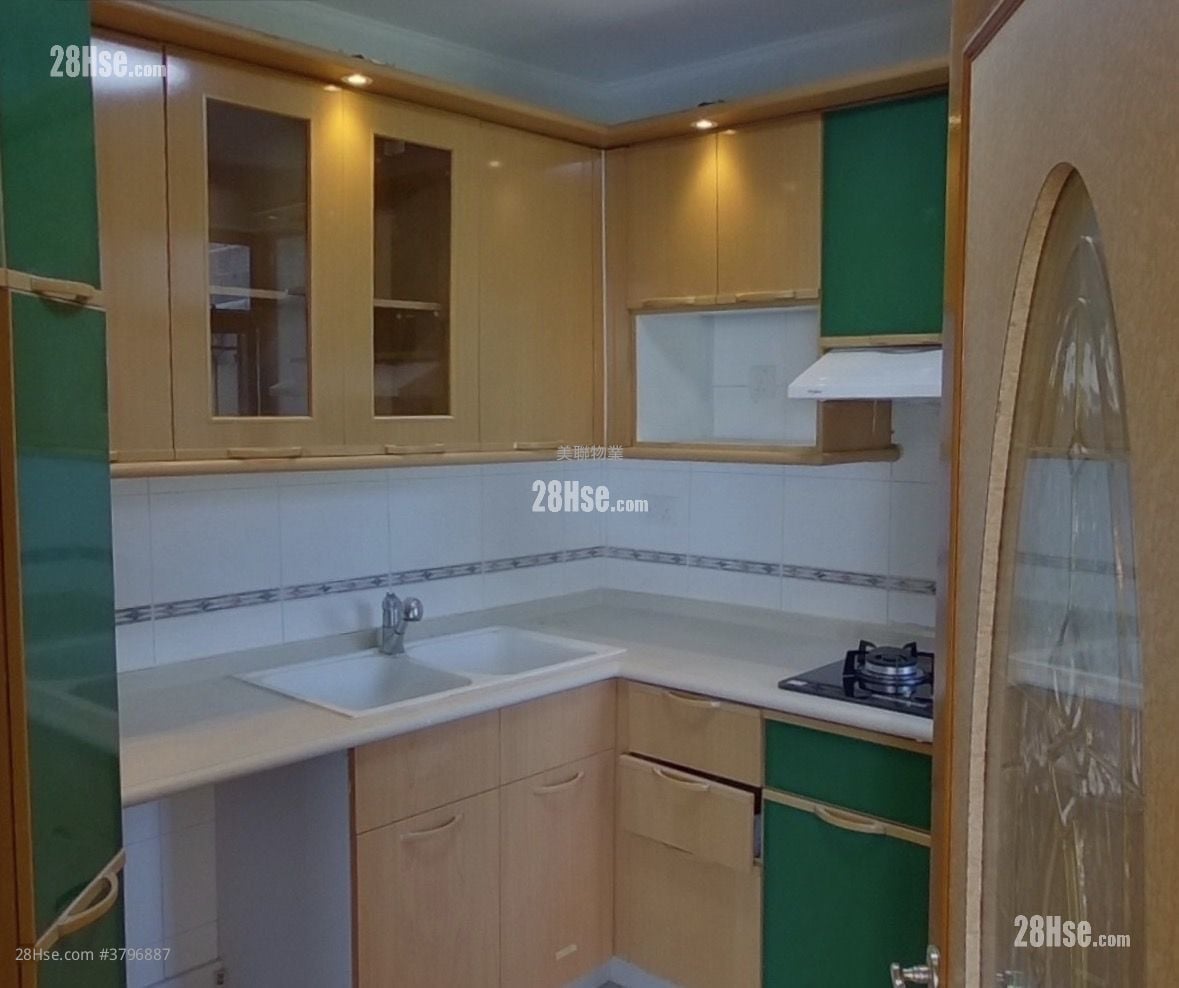 kitchen: Royal Ascot Sell 3 Bedrooms , 2 Bathrooms 974 ft²