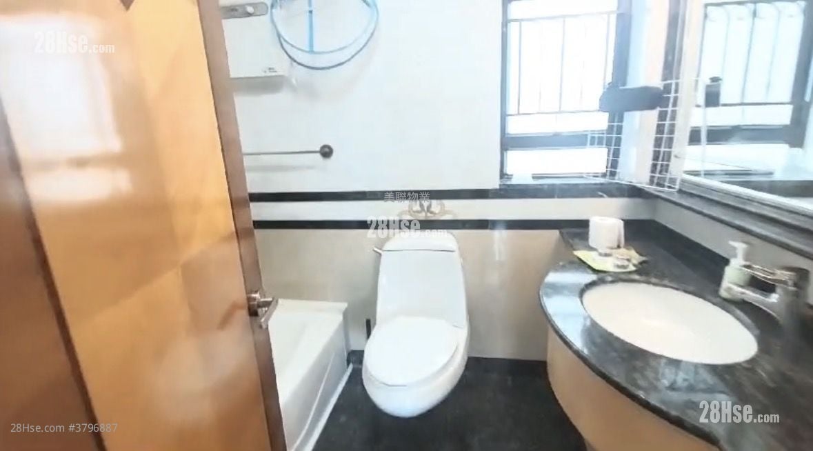 bathroom: Royal Ascot Sell 3 Bedrooms , 2 Bathrooms 974 ft²