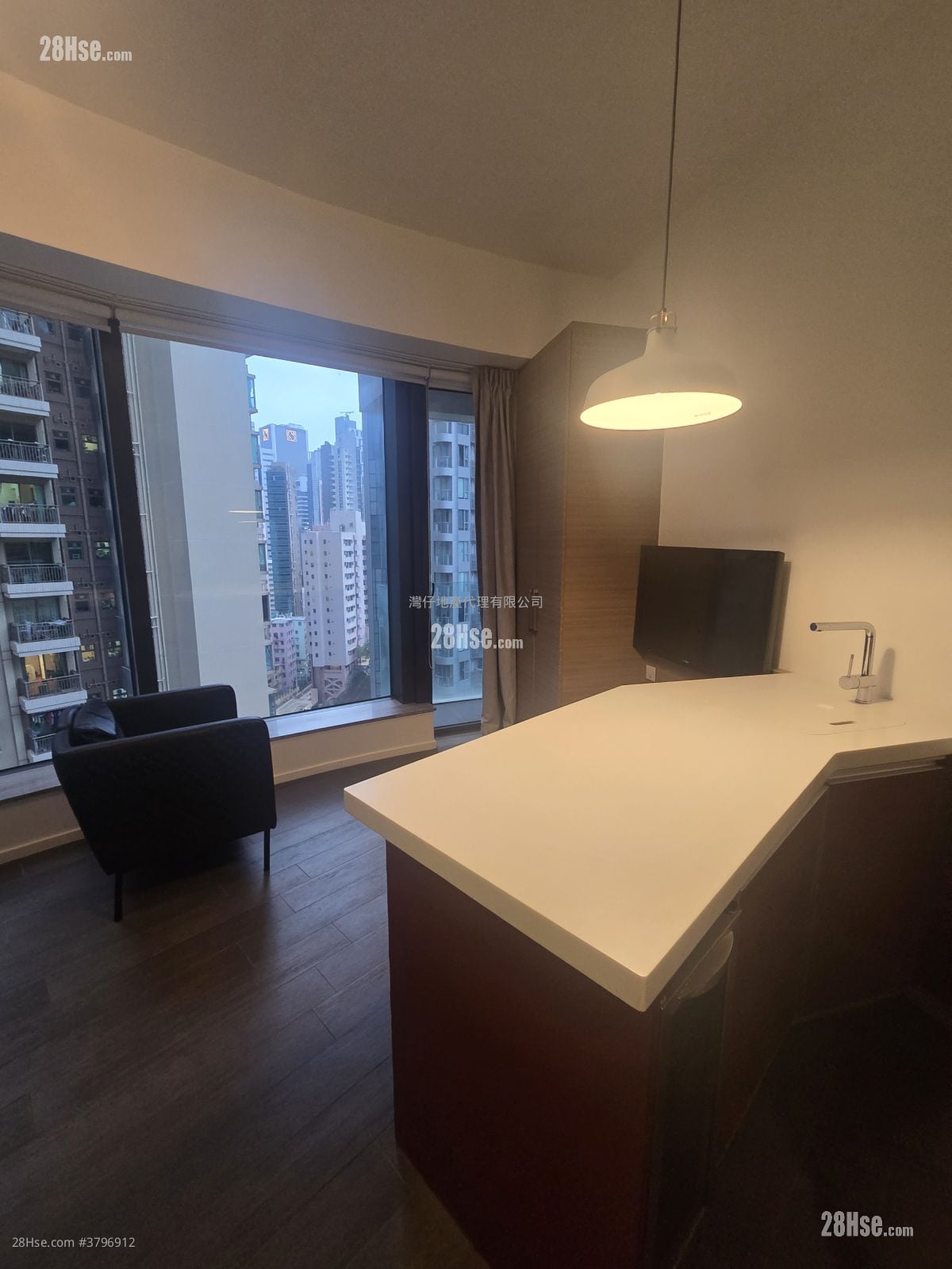 Queen's Cube Rental Studio 289 ft²