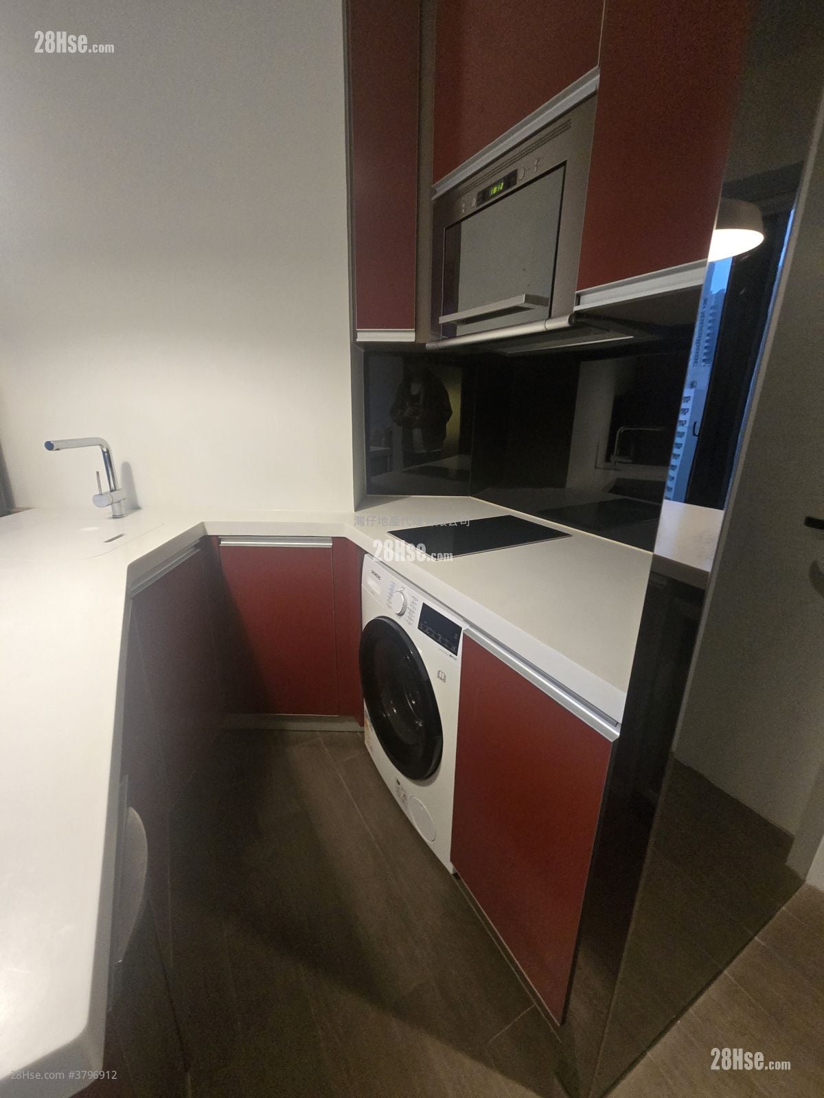 Queen's Cube Rental Studio 289 ft²