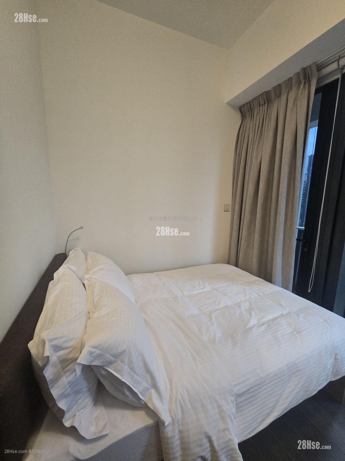 Queen's Cube Rental Studio 289 ft²