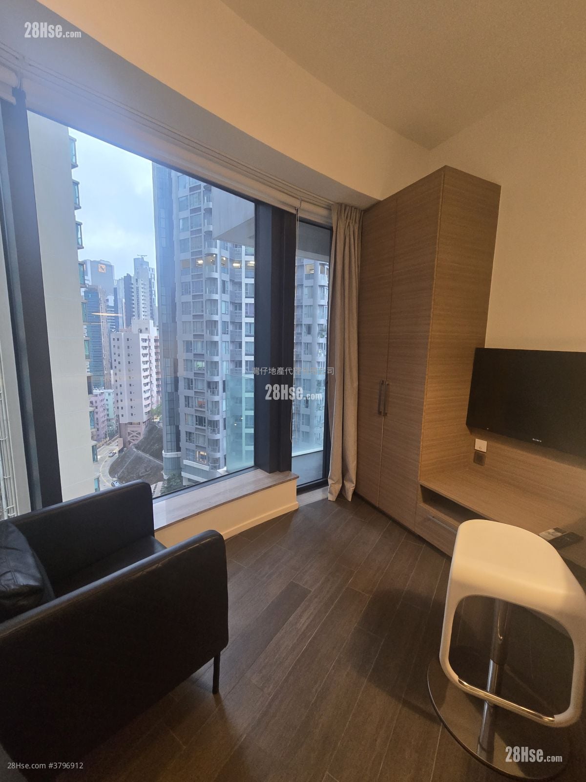 Queen's Cube Rental Studio 289 ft²