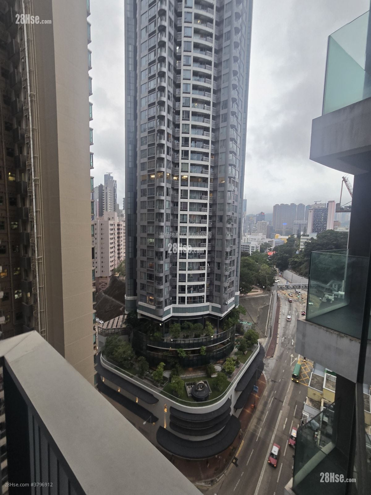 Queen's Cube Rental Studio 289 ft²