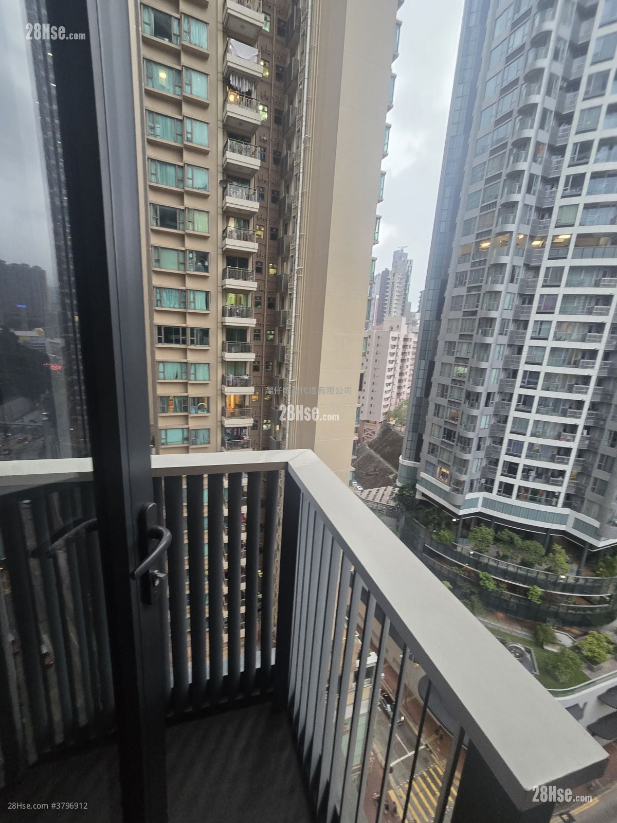 Queen's Cube Rental Studio 289 ft²