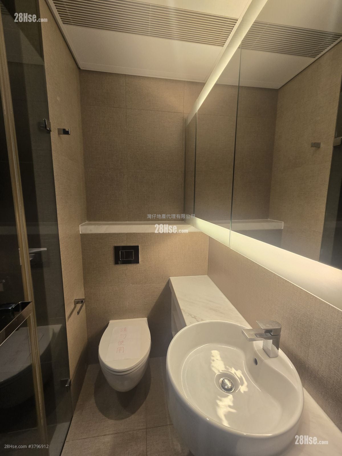 Queen's Cube Rental Studio 289 ft²