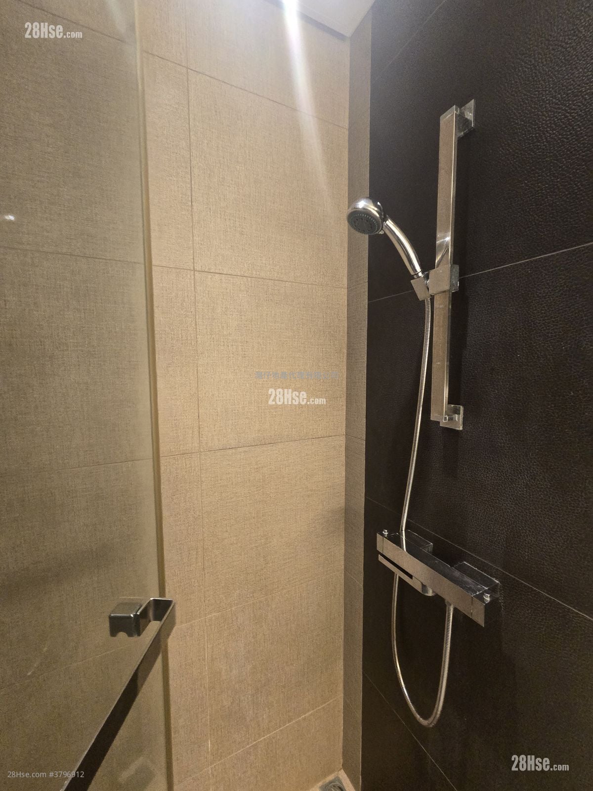 Queen's Cube Rental Studio 289 ft²