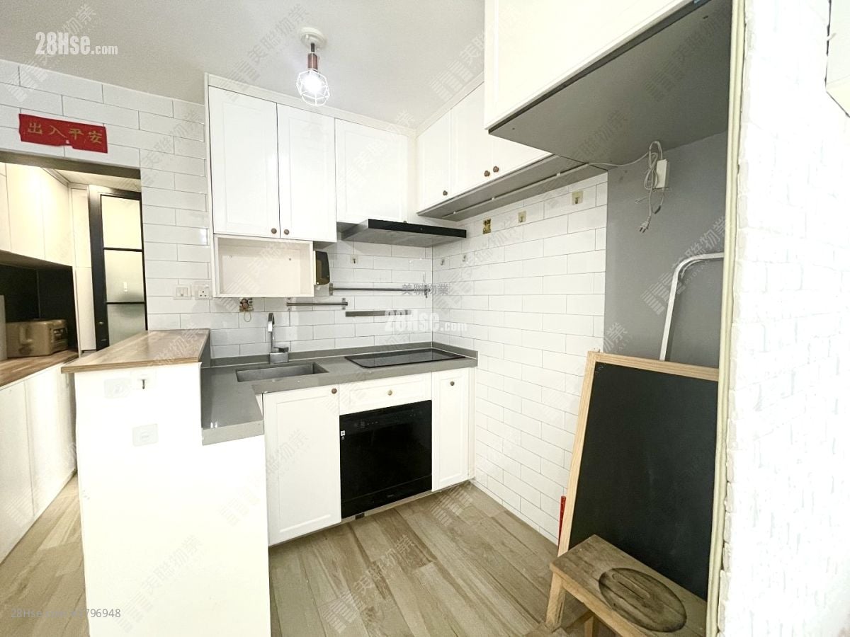 Ching Wah Court Sell 2 Bedrooms , 1 Bathroom 401 ft²