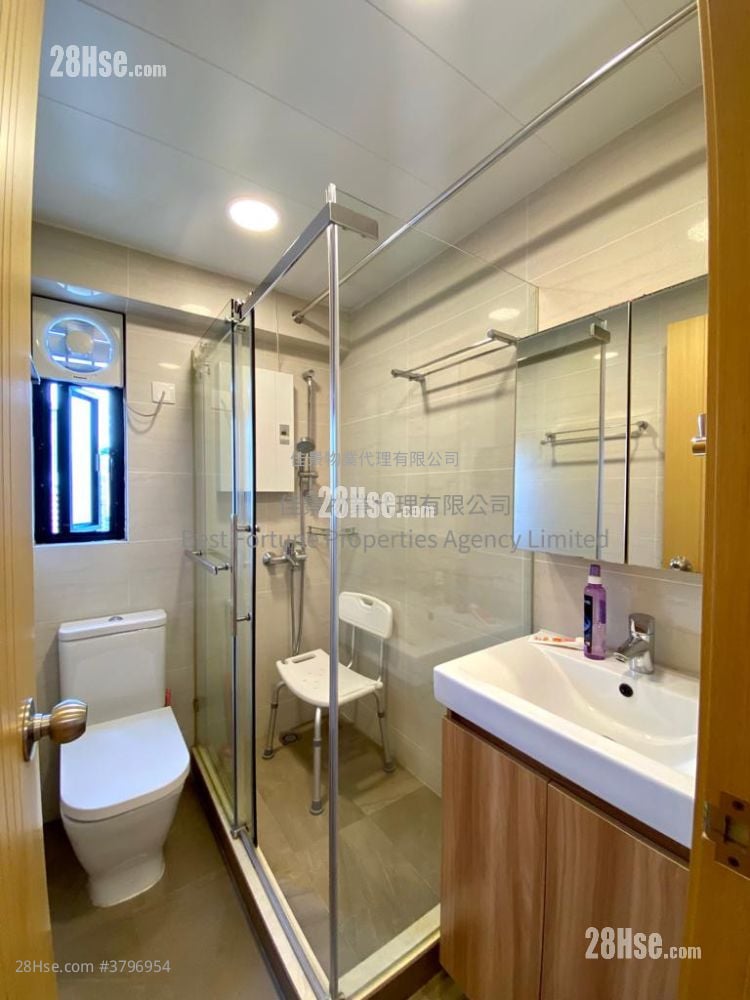 Yick Fung Garden Sell 2 Bedrooms , 1 Bathroom 405 ft²