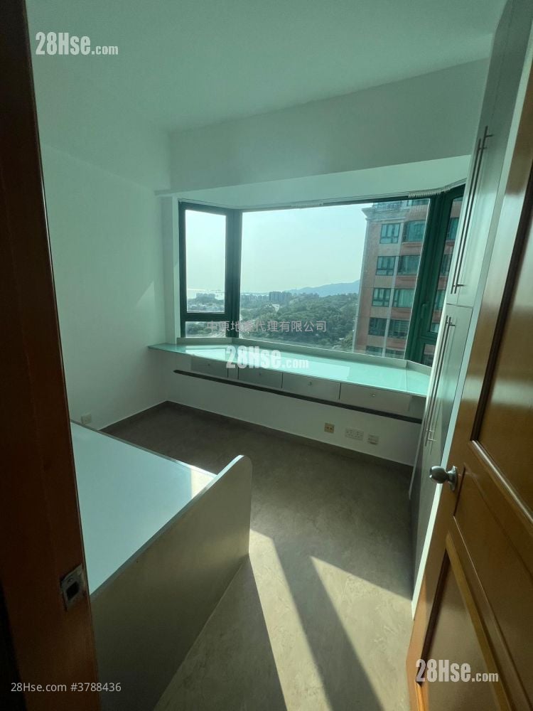 Palatial Coast Rental 4 Bedrooms , 3 Bathrooms 1,213 ft²