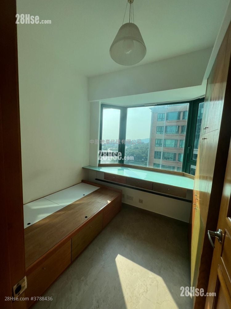 Palatial Coast Rental 4 Bedrooms , 3 Bathrooms 1,213 ft²