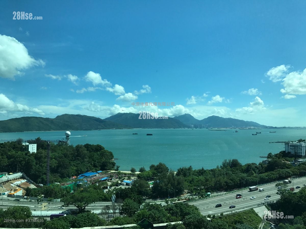 Palatial Coast Rental 4 Bedrooms , 3 Bathrooms 1,213 ft²