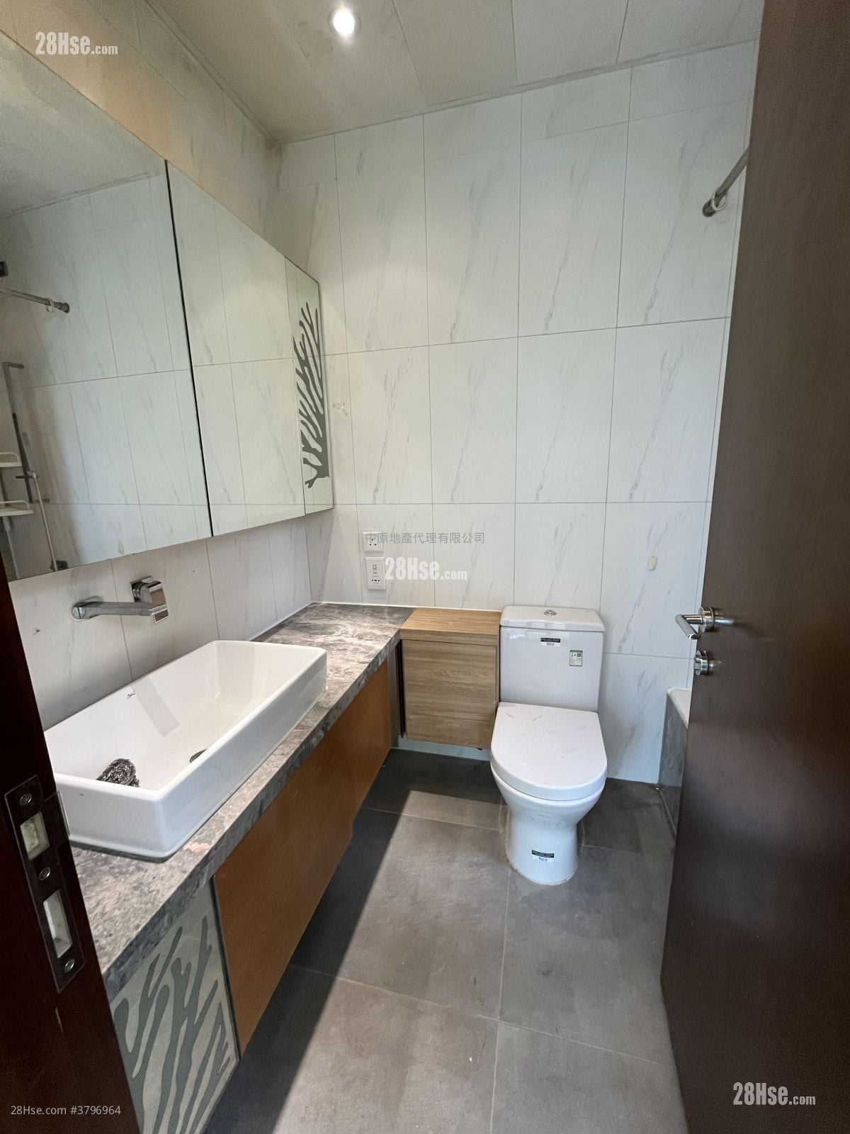 南岸 售盘 3 房 , 2 浴室 928 平方尺