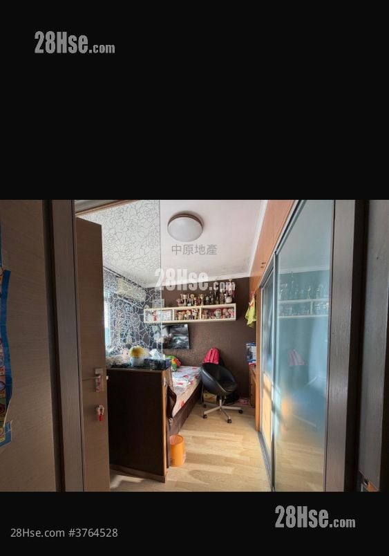 Ning Fung Court Sell 3 Bedrooms , 2 Bathrooms 650 ft²