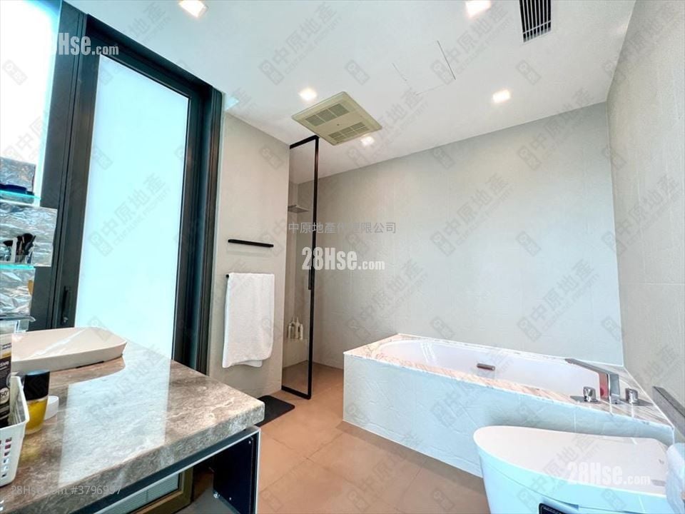 Grand Yoho Sell 5+ Bedrooms 2,038 ft²