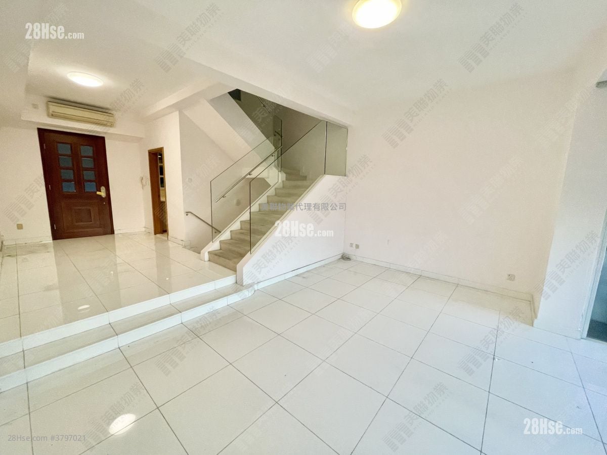 The Beverly Hills Sell 5+ Bedrooms , 2 Bathrooms 1,606 ft²