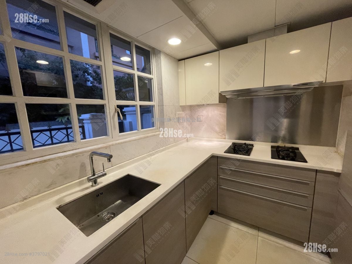 The Beverly Hills Sell 5+ Bedrooms , 2 Bathrooms 1,606 ft²