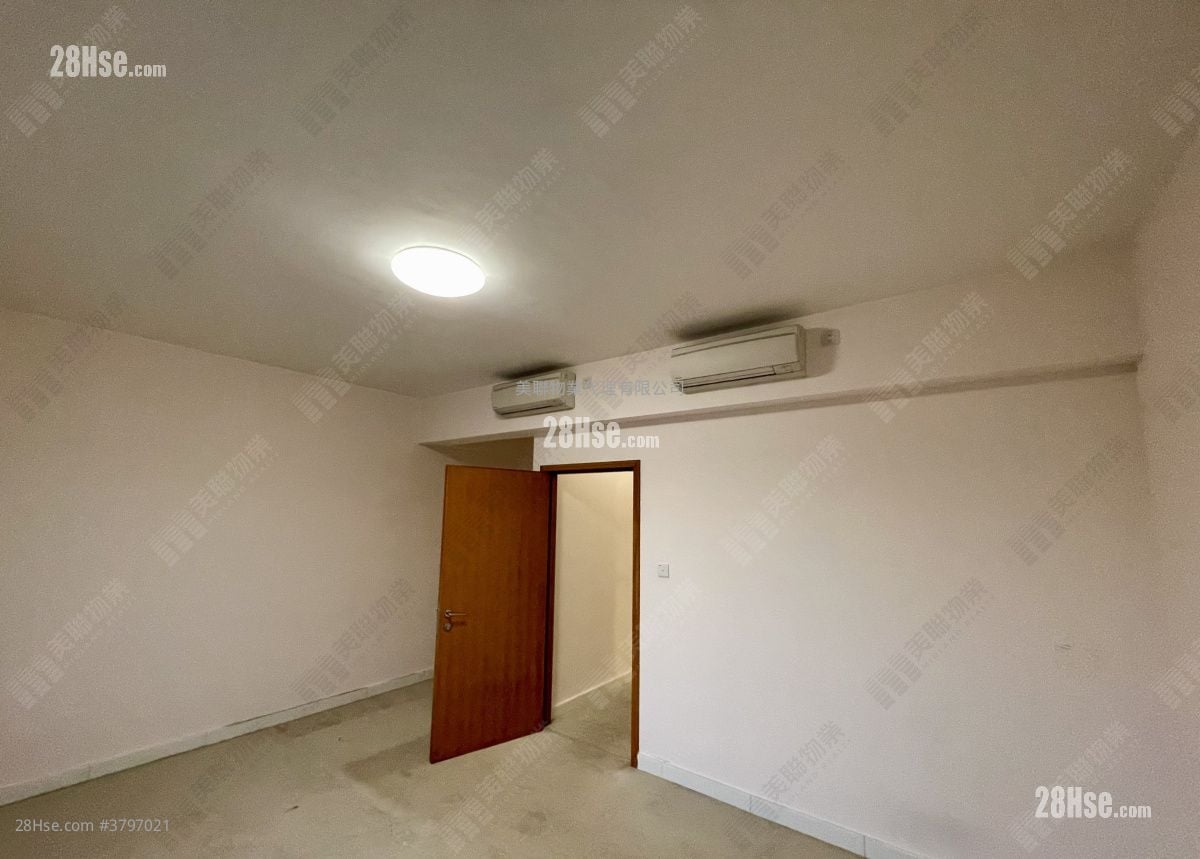 The Beverly Hills Sell 5+ Bedrooms , 2 Bathrooms 1,606 ft²