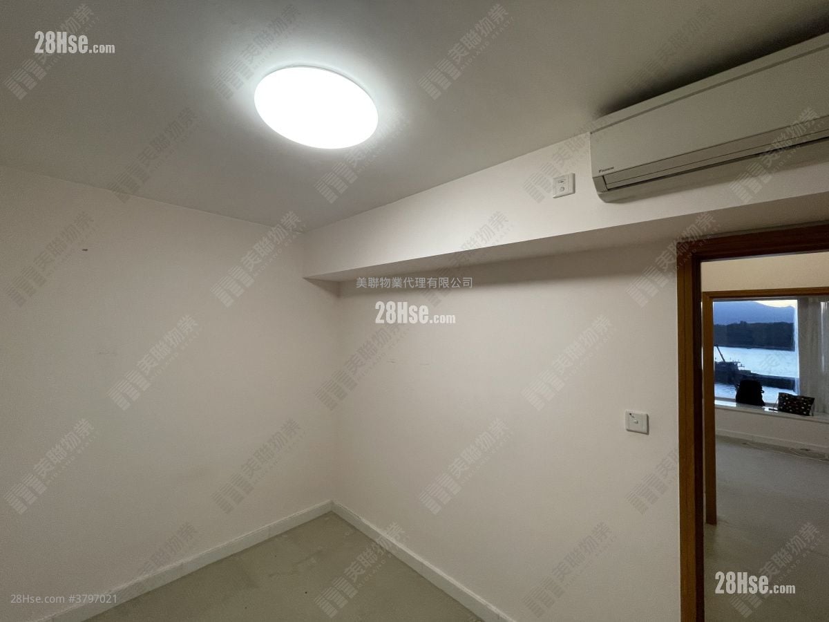 The Beverly Hills Sell 5+ Bedrooms , 2 Bathrooms 1,606 ft²