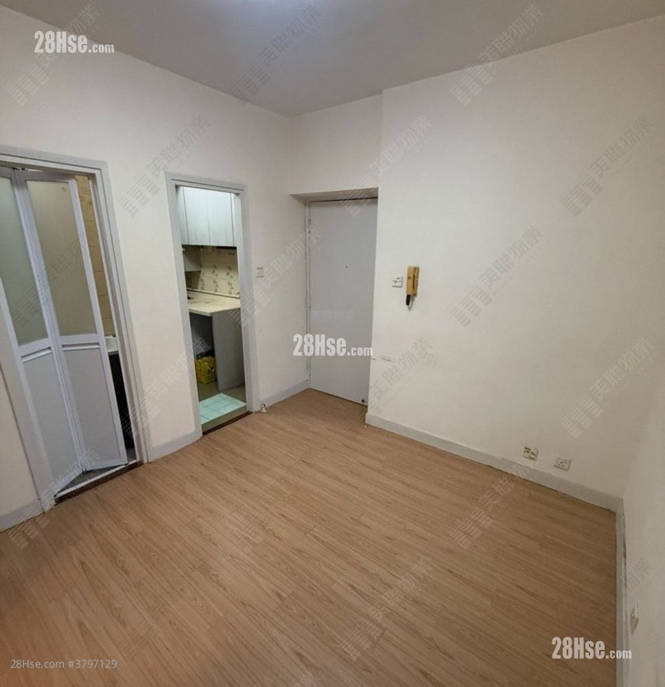 Wai Wah Centre Sell 2 Bedrooms , 1 Bathroom 308 ft²