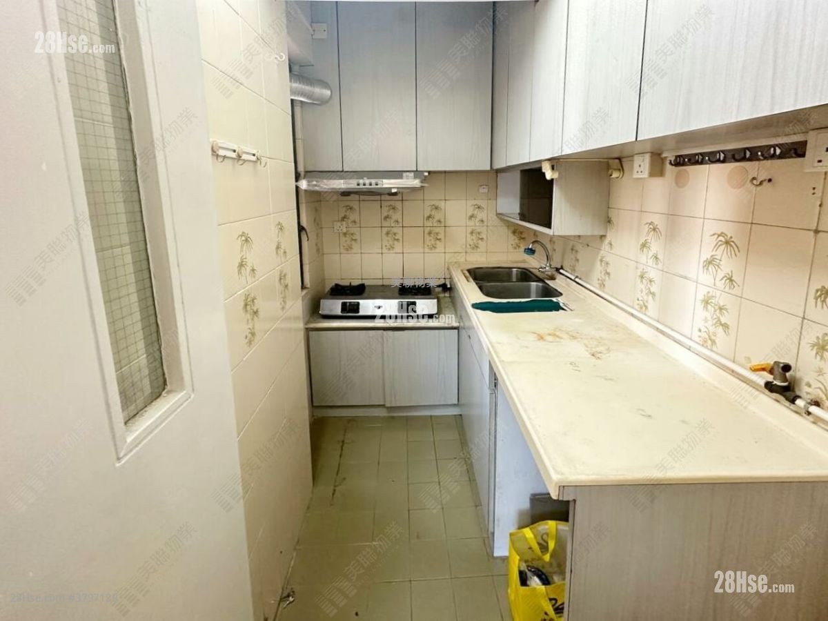 Wai Wah Centre Sell 2 Bedrooms , 1 Bathroom 308 ft²