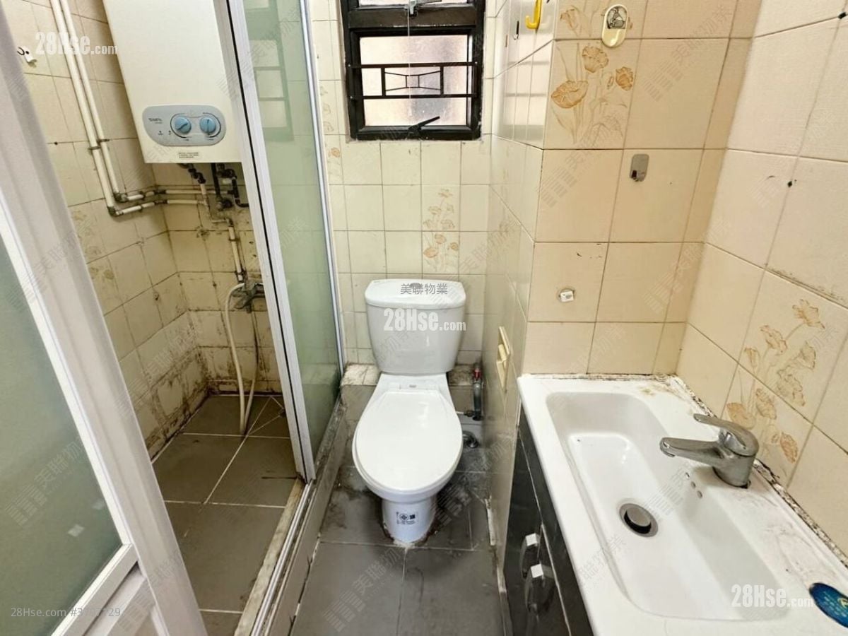 Wai Wah Centre Sell 2 Bedrooms , 1 Bathroom 308 ft²